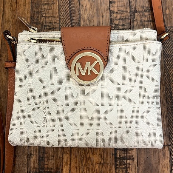 Michael Kors Fulton Large Crossbody Vanilla with gold hardware all over monogram - Picture 2 of 16